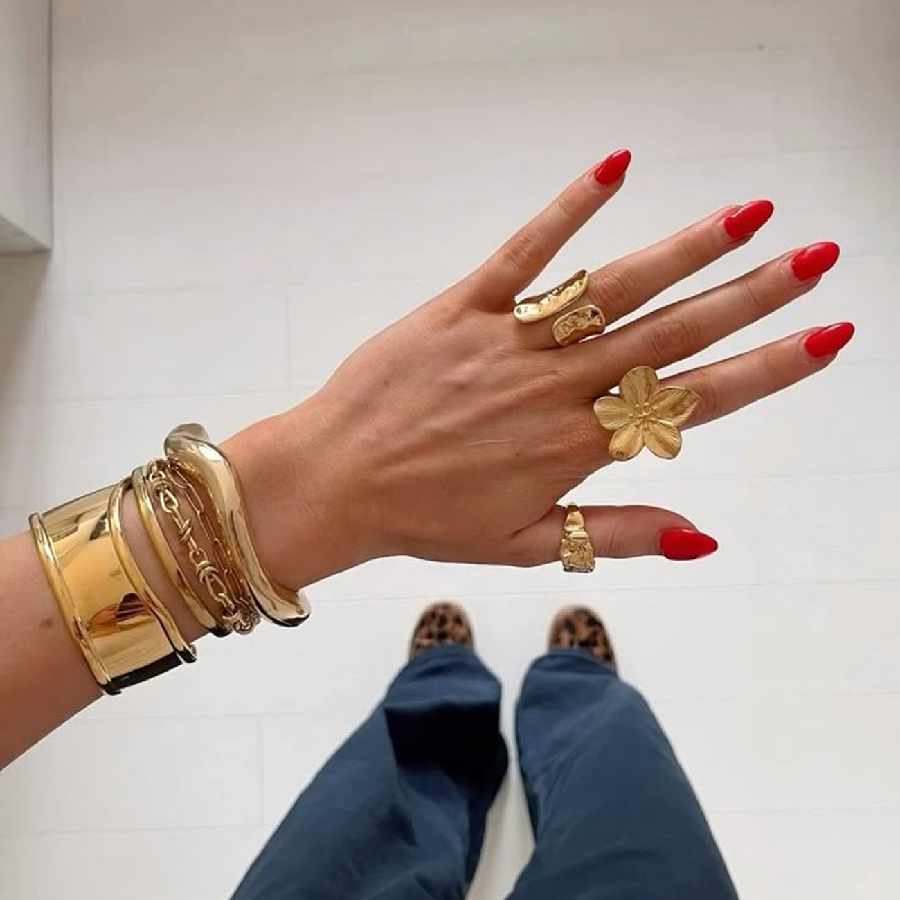 Drahokamy k červeným šatům